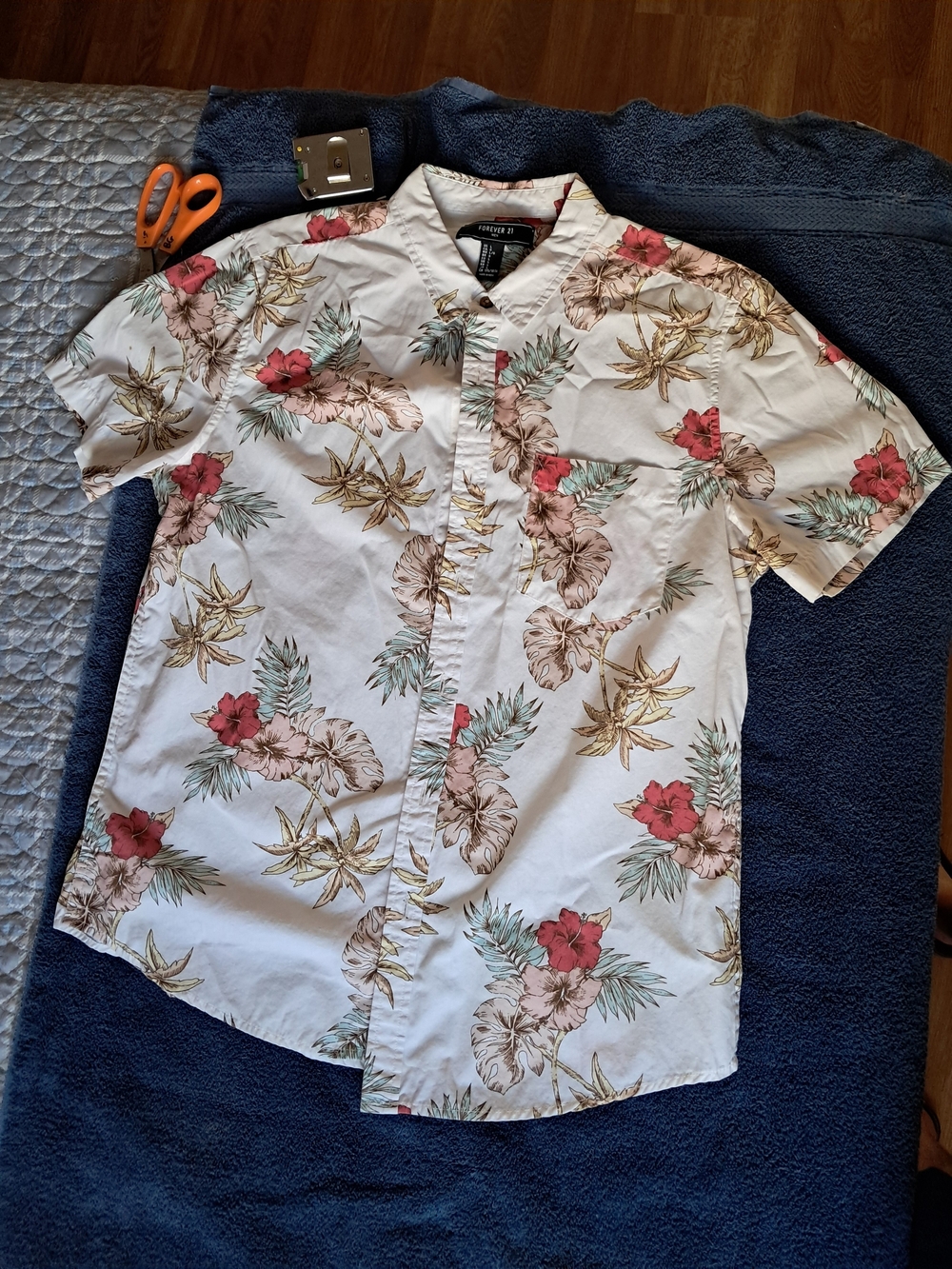 Forever 21 Men Shirt Large L Hawaiian Shirt Short Sleeve Tropical Hibiscus Palm